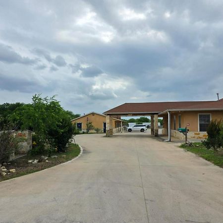 Atria Inn & Suites By Oyo, Jourdanton, Tx Exterior photo