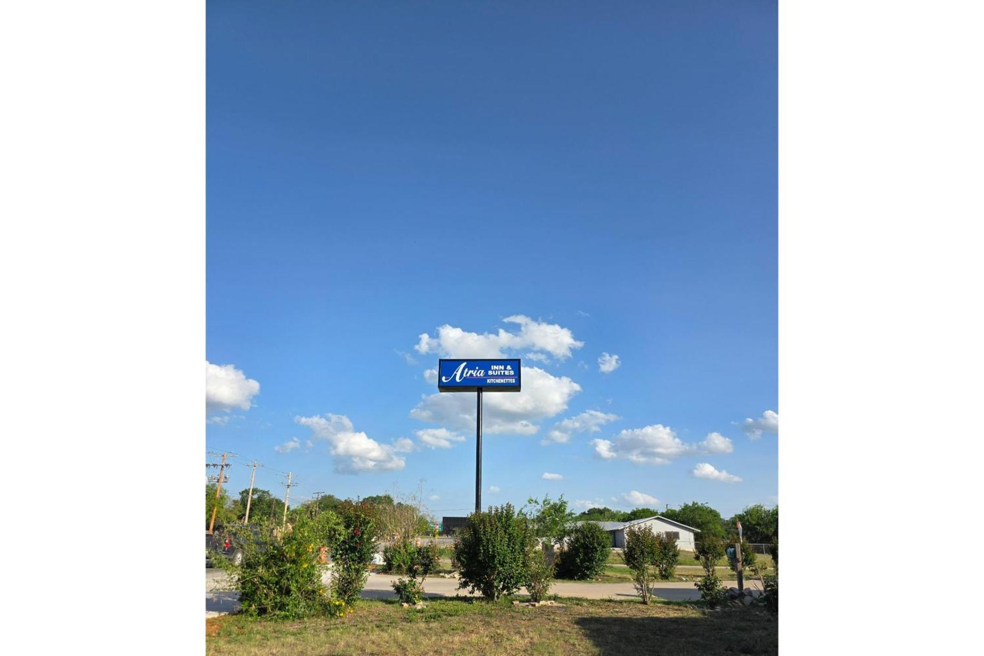 Atria Inn & Suites By Oyo, Jourdanton, Tx Exterior photo