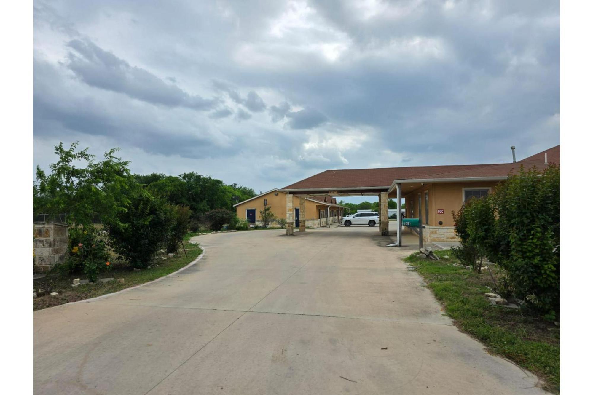 Atria Inn & Suites By Oyo, Jourdanton, Tx Exterior photo