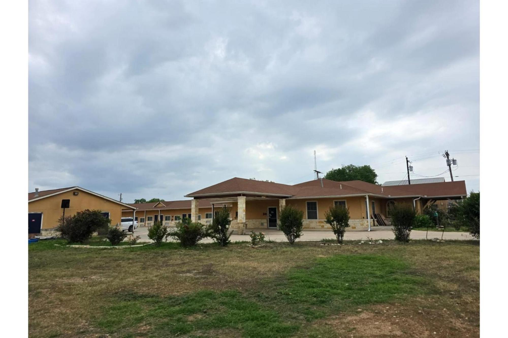 Atria Inn & Suites By Oyo, Jourdanton, Tx Exterior photo