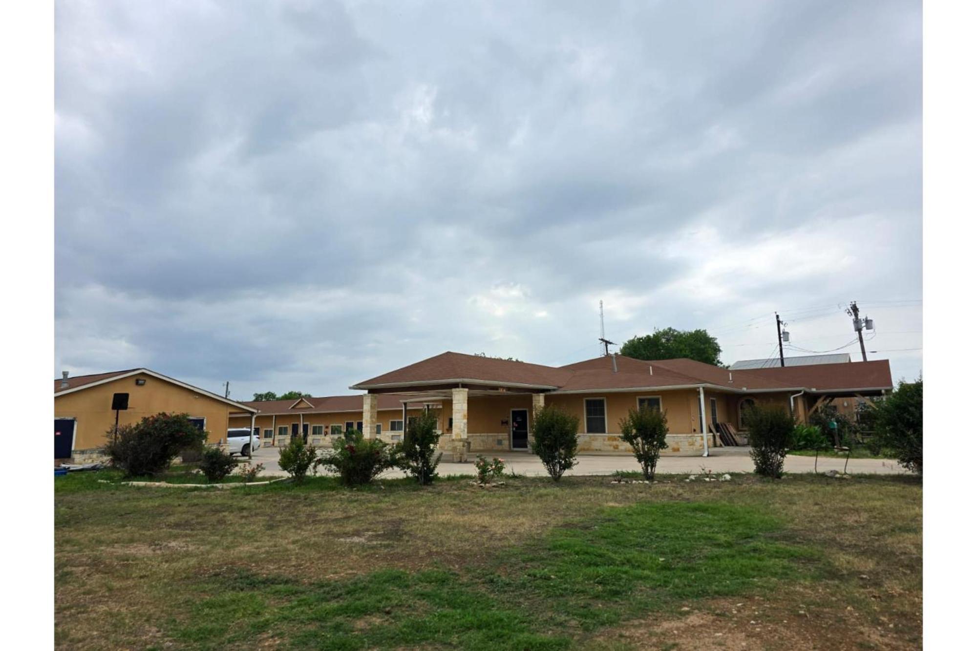 Atria Inn & Suites By Oyo, Jourdanton, Tx Exterior photo