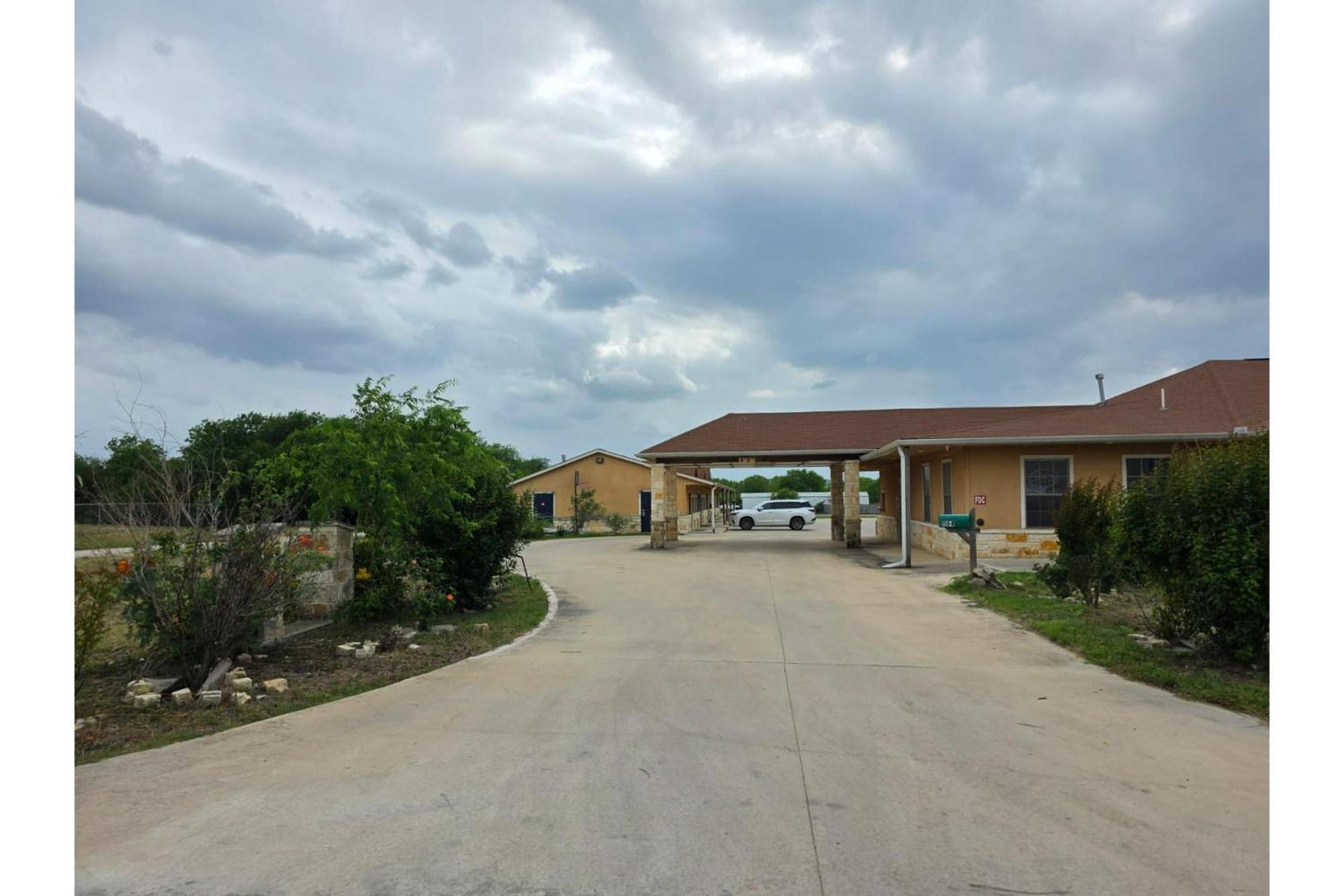 Atria Inn & Suites By Oyo, Jourdanton, Tx Exterior photo