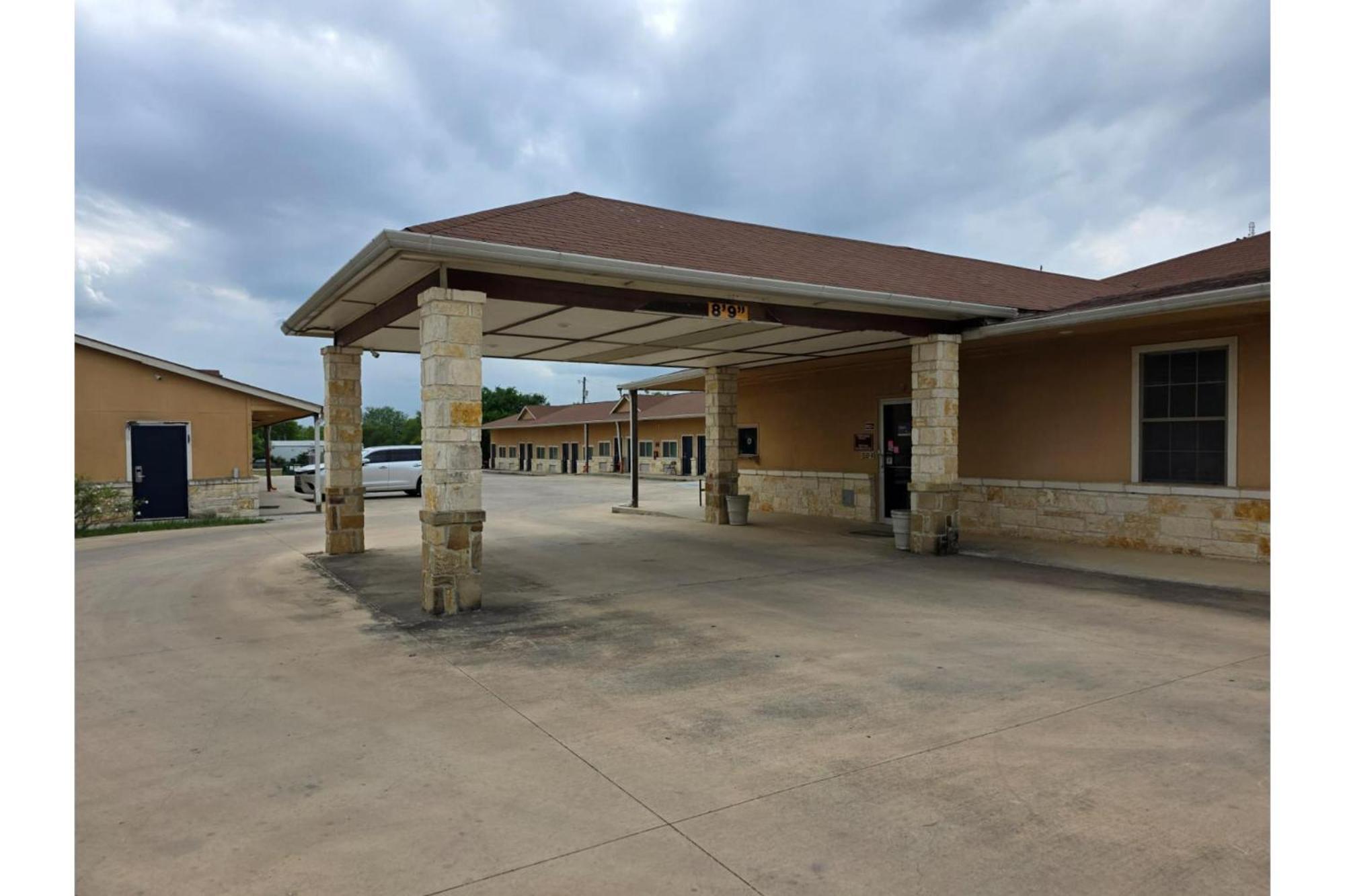 Atria Inn & Suites By Oyo, Jourdanton, Tx Exterior photo