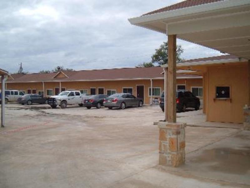 Atria Inn & Suites By Oyo, Jourdanton, Tx Exterior photo