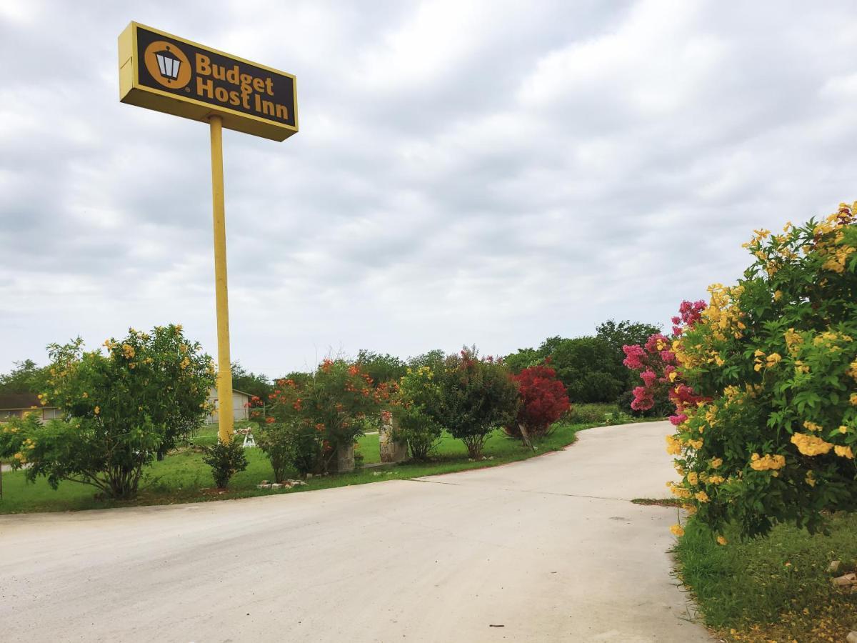 Atria Inn & Suites By Oyo, Jourdanton, Tx Exterior photo