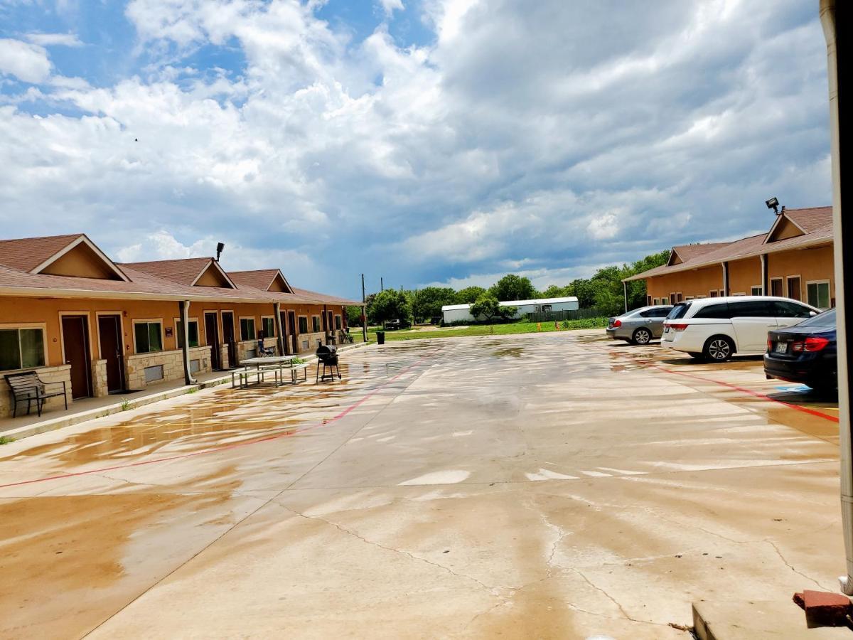Atria Inn & Suites By Oyo, Jourdanton, Tx Exterior photo