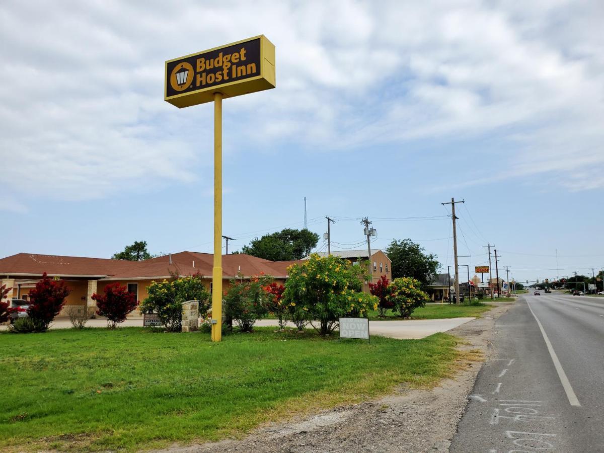 Atria Inn & Suites By Oyo, Jourdanton, Tx Exterior photo