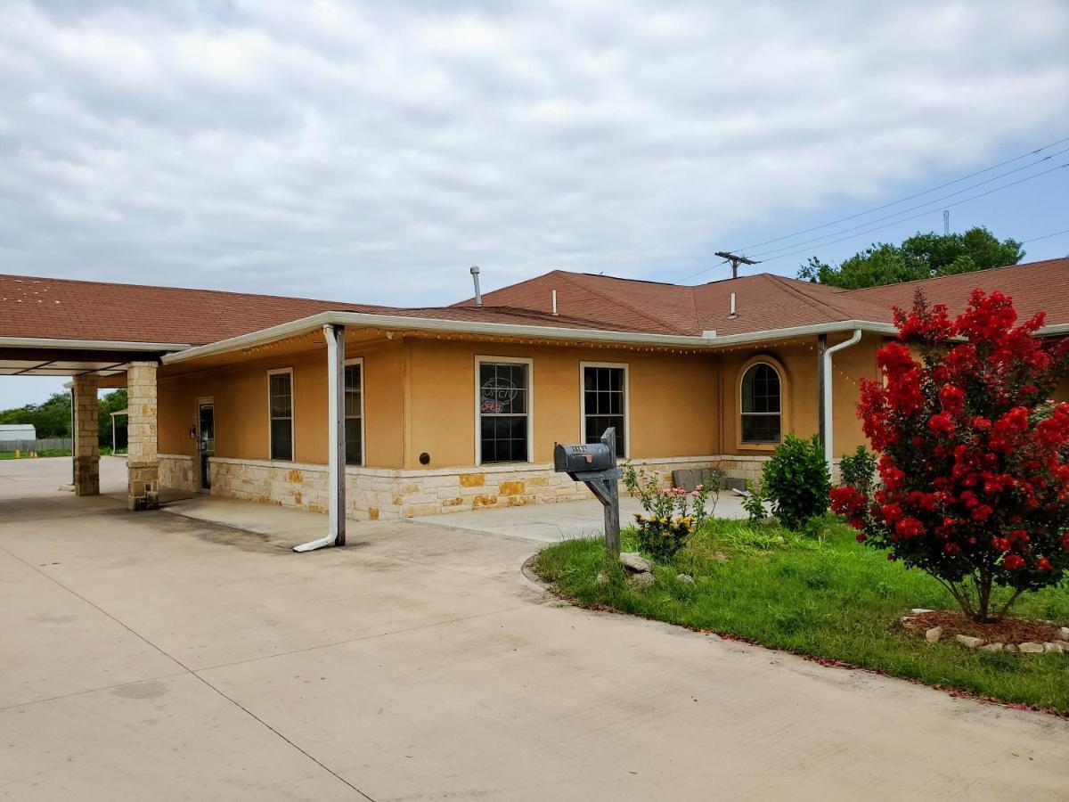 Atria Inn & Suites By Oyo, Jourdanton, Tx Exterior photo