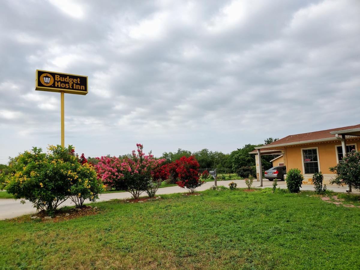 Atria Inn & Suites By Oyo, Jourdanton, Tx Exterior photo