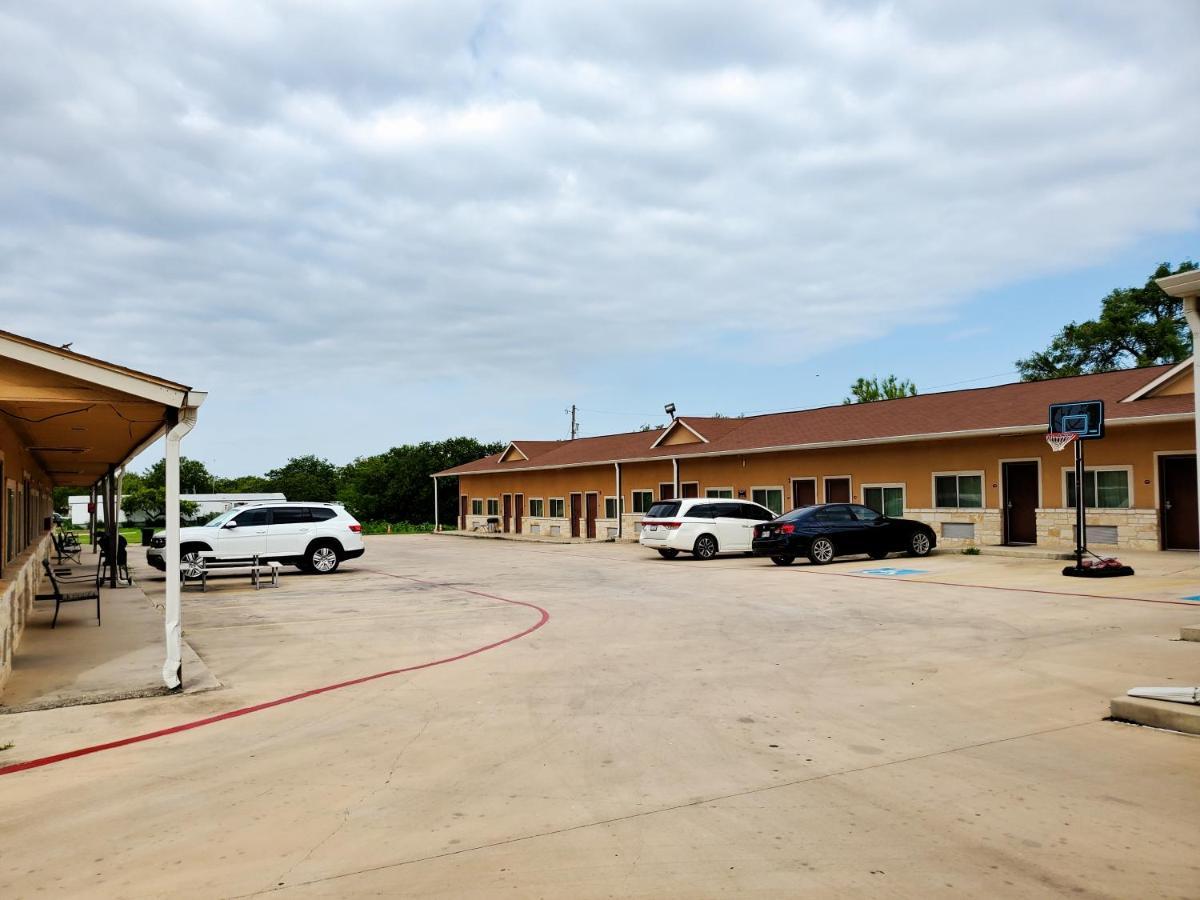 Atria Inn & Suites By Oyo, Jourdanton, Tx Exterior photo