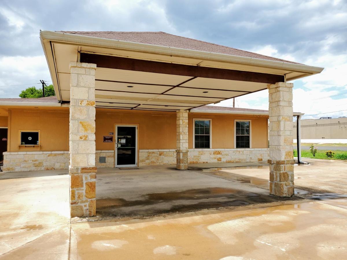 Atria Inn & Suites By Oyo, Jourdanton, Tx Exterior photo