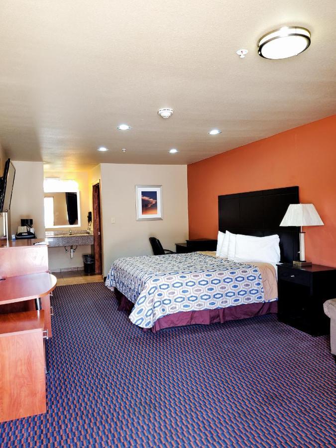 Atria Inn & Suites By Oyo, Jourdanton, Tx Exterior photo