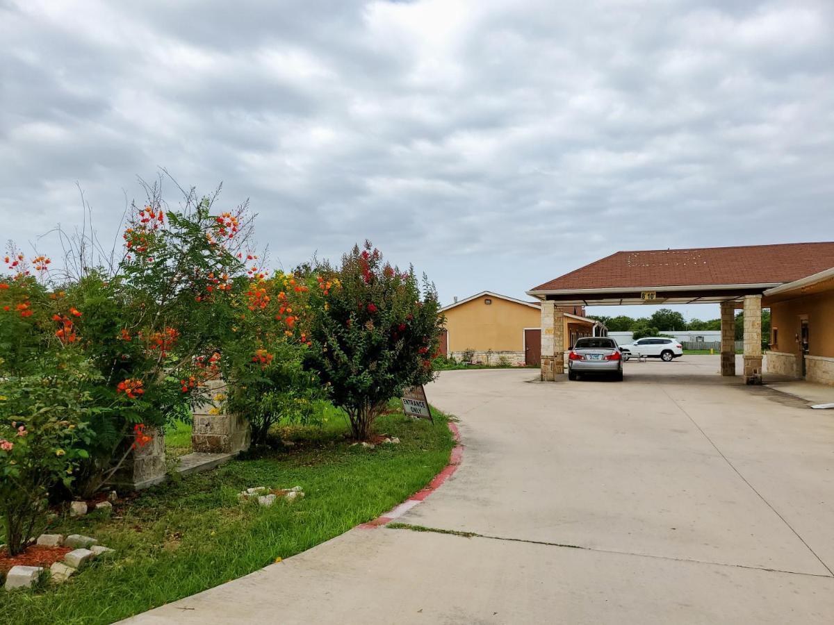 Atria Inn & Suites By Oyo, Jourdanton, Tx Exterior photo
