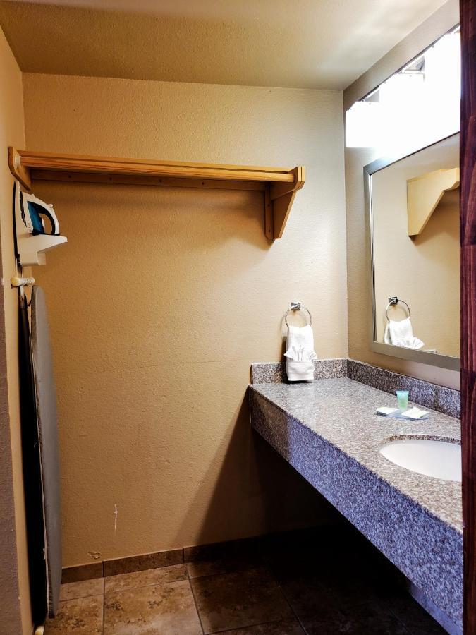 Atria Inn & Suites By Oyo, Jourdanton, Tx Exterior photo