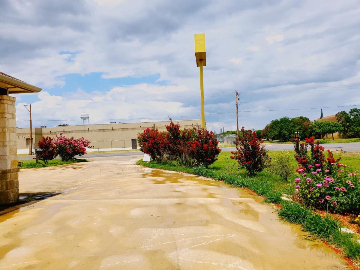 Atria Inn & Suites By Oyo, Jourdanton, Tx Exterior photo