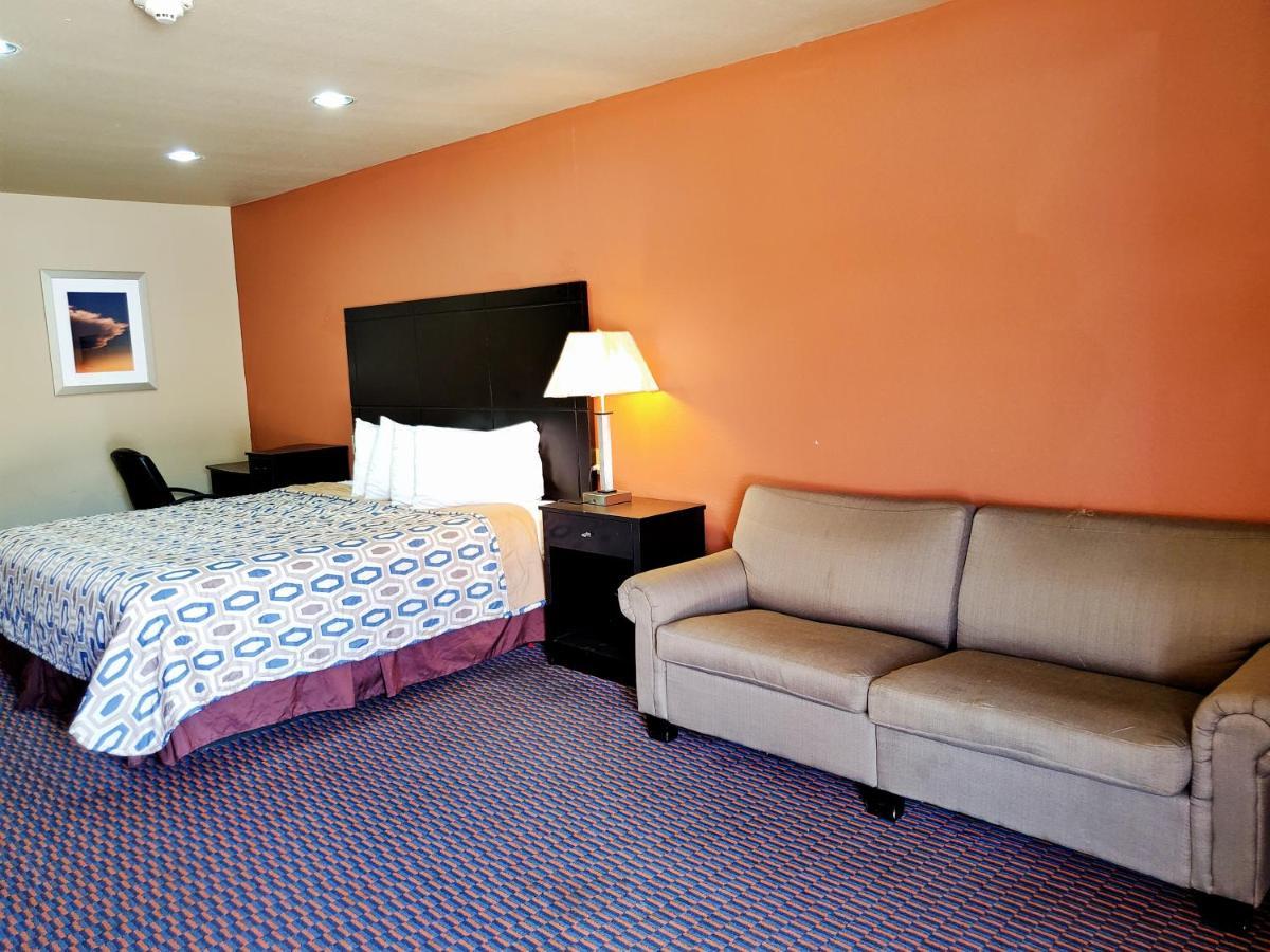 Atria Inn & Suites By Oyo, Jourdanton, Tx Exterior photo