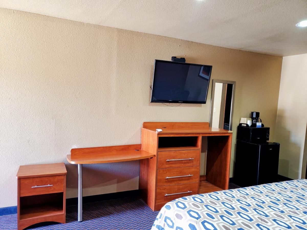 Atria Inn & Suites By Oyo, Jourdanton, Tx Exterior photo