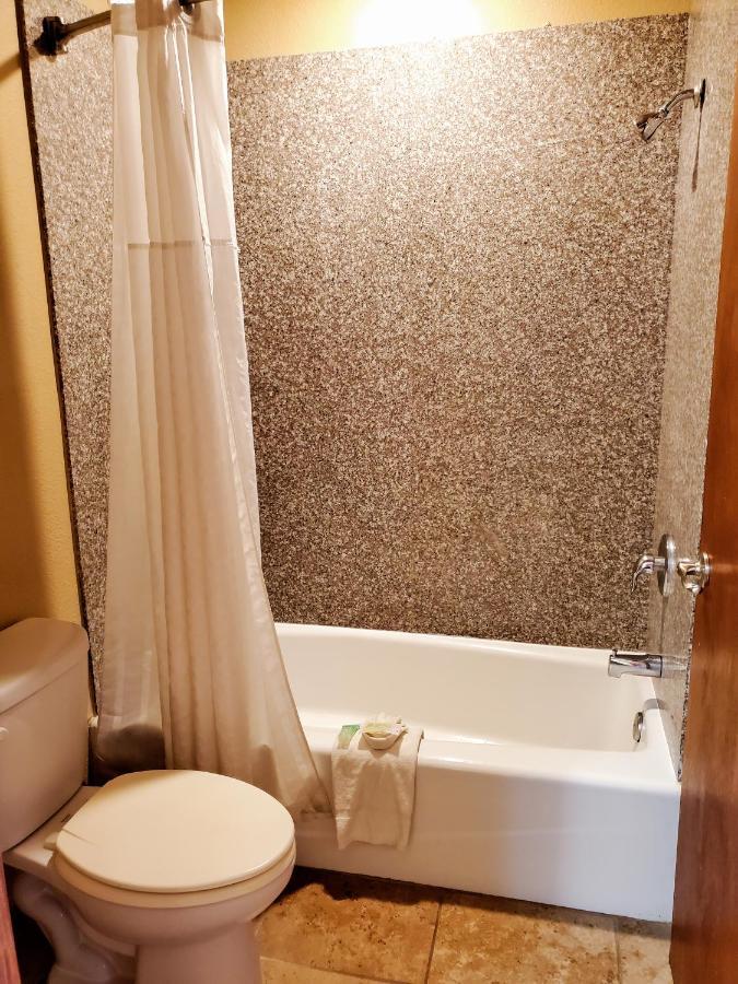 Atria Inn & Suites By Oyo, Jourdanton, Tx Exterior photo