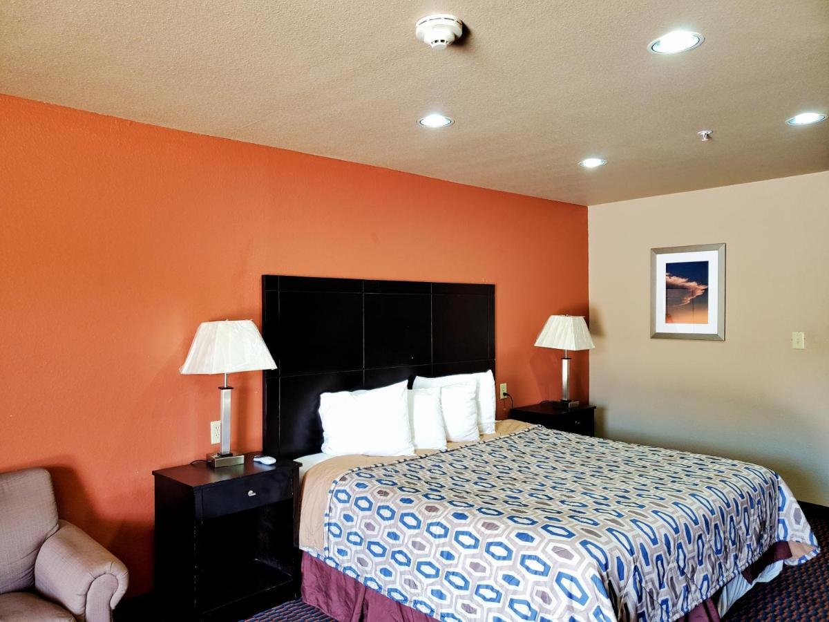 Atria Inn & Suites By Oyo, Jourdanton, Tx Exterior photo