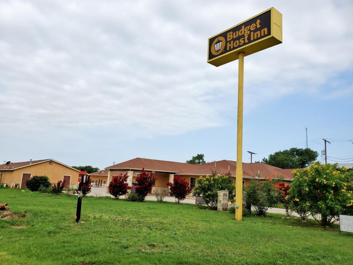 Atria Inn & Suites By Oyo, Jourdanton, Tx Exterior photo