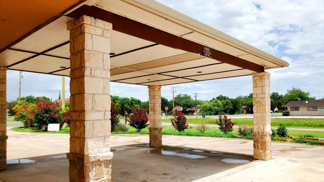 Atria Inn & Suites By Oyo, Jourdanton, Tx Exterior photo
