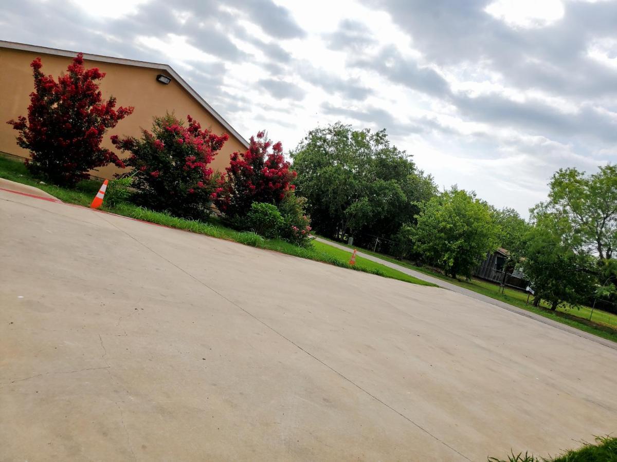 Atria Inn & Suites By Oyo, Jourdanton, Tx Exterior photo