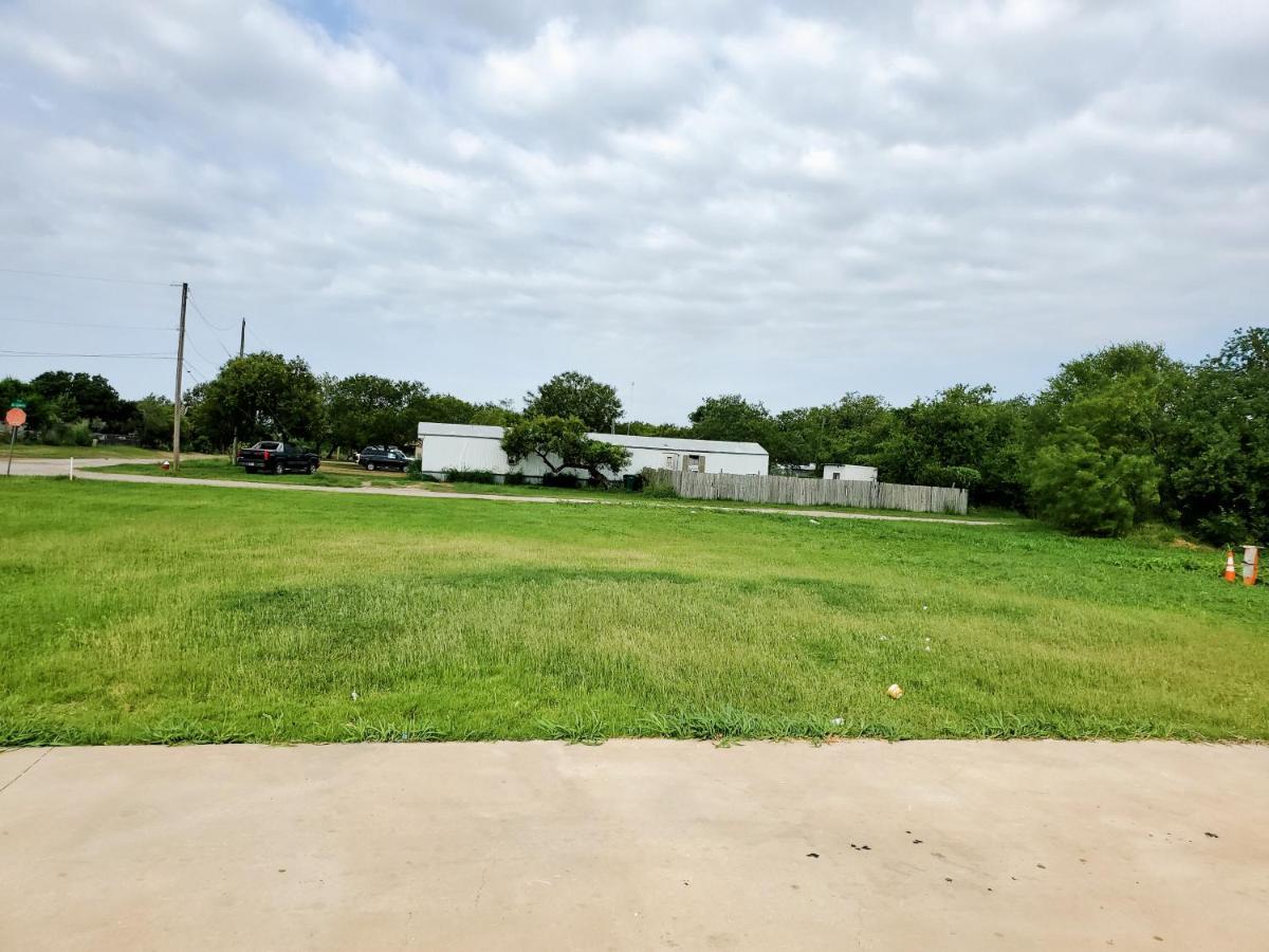 Atria Inn & Suites By Oyo, Jourdanton, Tx Exterior photo