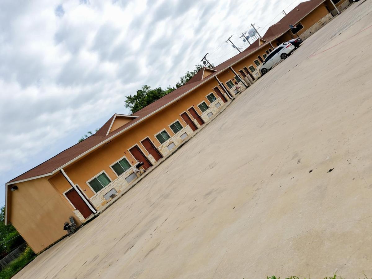 Atria Inn & Suites By Oyo, Jourdanton, Tx Exterior photo